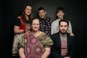 Karim TATAI (au milieu) et sa famille