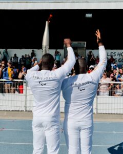 Golo et Ritchie portent la flamme olympique à Grigny